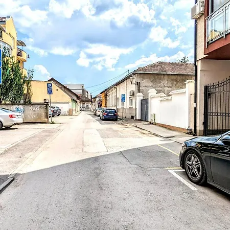 Spacious & Attractive 600m-7minuta Hoda Od Centra, Mogucnost Za Parking-apartmani-nsmilos Apartamento *